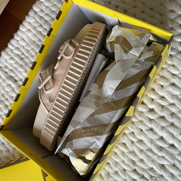 NWT Sam Edelman Slip-On Beige Sandals - Picture 2 of 5